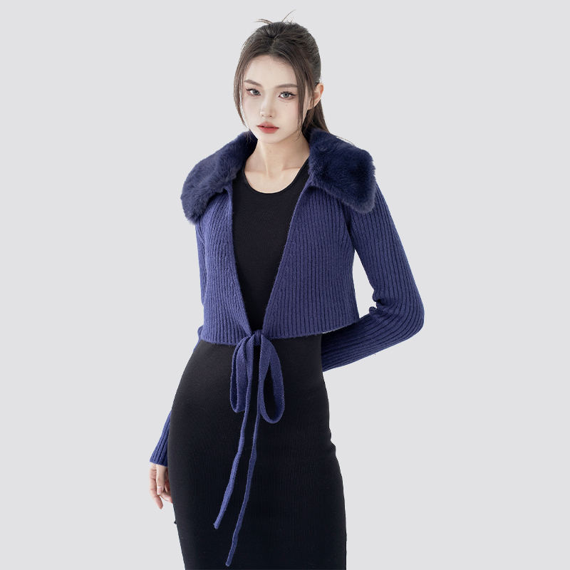 Sådan styles en pels-reverscardigan med snørebånd til vintertøj