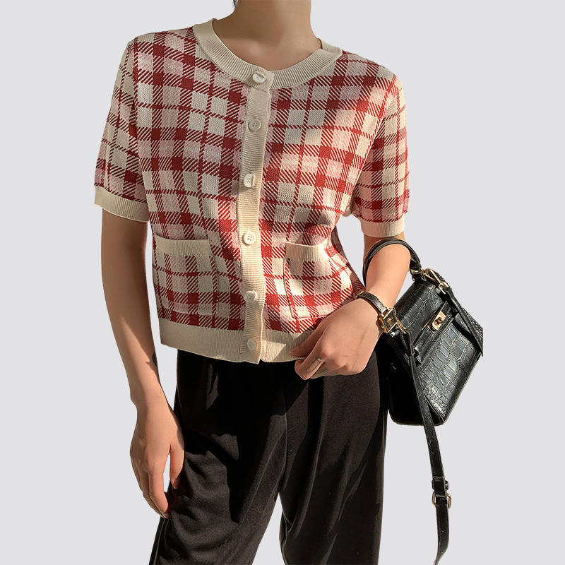 Hvordan kan en kortærmet rød og hvid plaid strikket cardigan til kvinder være både behagelig og moderigtig?